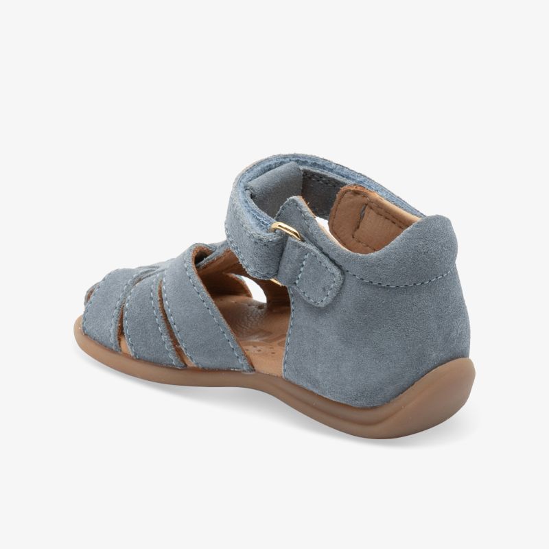 Bequeme blaue Kindersandale mit verstellbarem Klettverschluss und flexibler, rutschfester Sohle, seitliche Ansicht