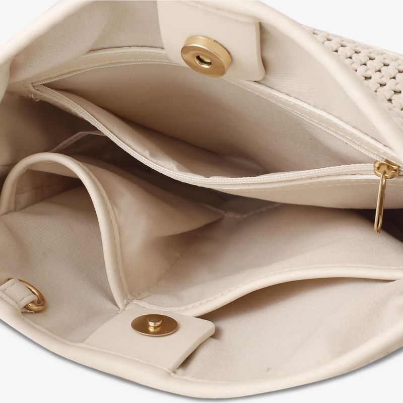 Detailaufnahme einer Tasche mit mehreren Innenfächern, Reißverschluss und Magnetverschluss, sauber verarbeitet