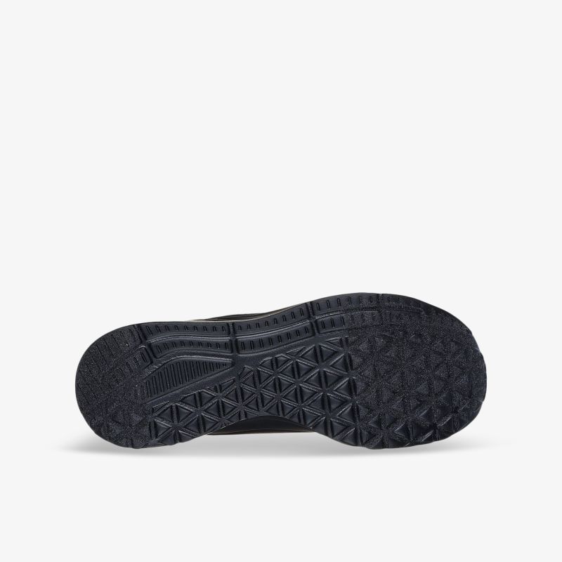 robuste schwarze Schuhsohle mit grobem Profil für optimalen Halt und Flexibilität auf verschiedenen Untergründen