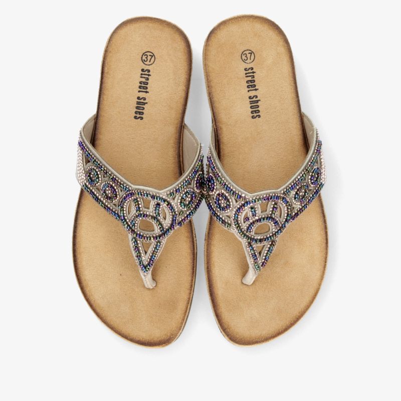 Bequeme Sandalen mit weichem Fußbett und modischen, verzierten Riemen für angenehmen Tragekomfort im Sommer