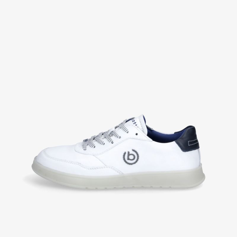Moderner weißer Sneaker in klarer seitlicher Ansicht mit prominentem Logo und bequemer Sohle