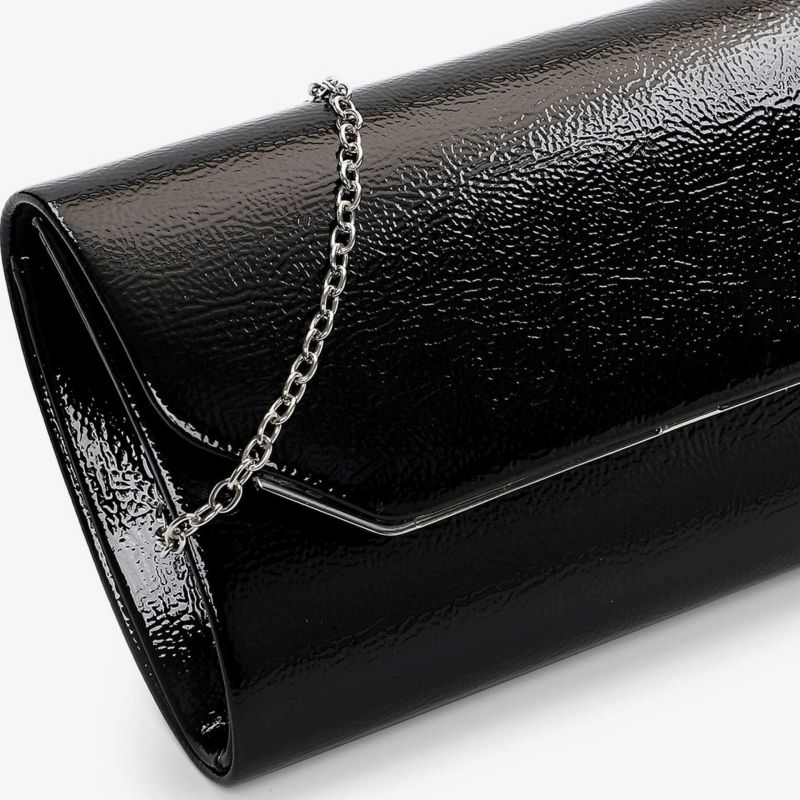 Elegante schwarze Clutch aus glänzendem Patentleder mit feiner silberner Kette, kompakt und hochwertig verarbeitet