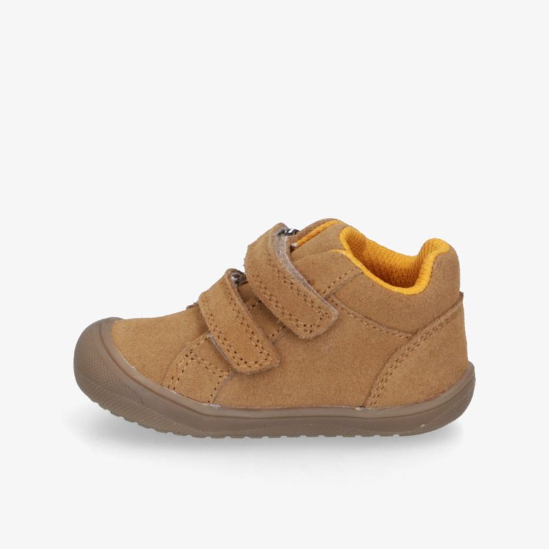 Bequemer Kinderschuh mit zwei Klettverschlüssen, weichem Innenfutter und rutschfester, flexibler Sohle in braun