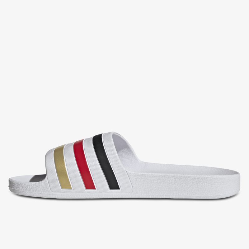 Weißer Slipper mit farbigen Streifen, seitliche Ansicht, bequem und modisch gestaltet