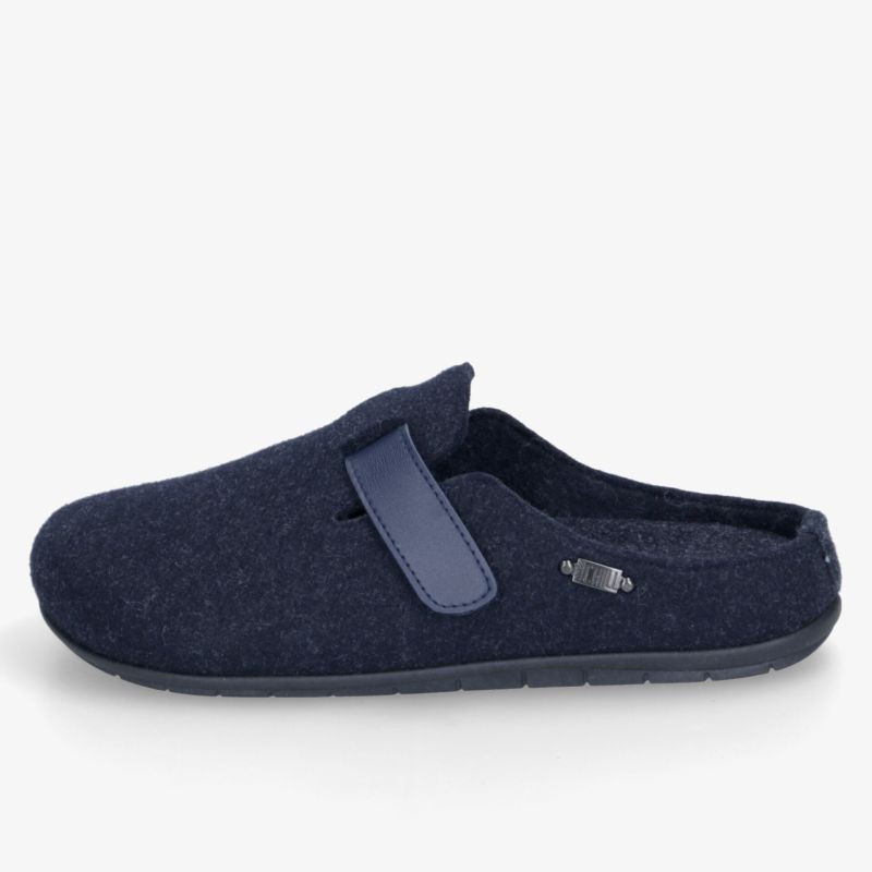 Dunkelblauer Hausschuh aus weichem Textil mit flexiblem Klettverschluss, komfortabler Passform und rutschhemmender Sohle.