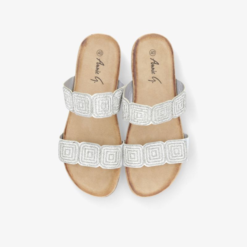 Weiße Sandalen mit zwei Riemen und Perlendekor, modisch und komfortabel für warme Tage