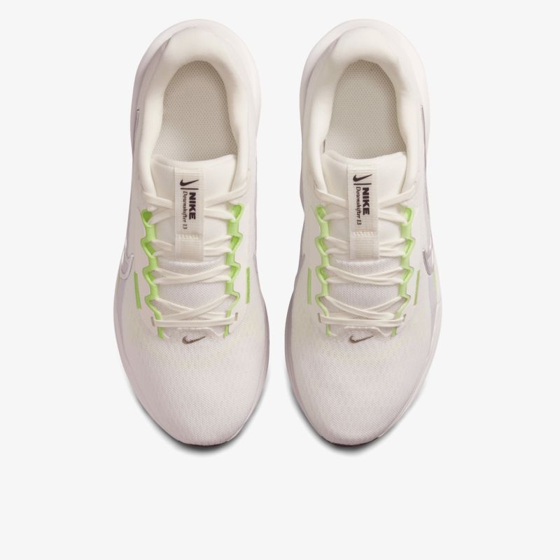 Leichter weißer Sneaker mit moderner Schnürung und bequemem Tragekomfort, Draufsicht von oben