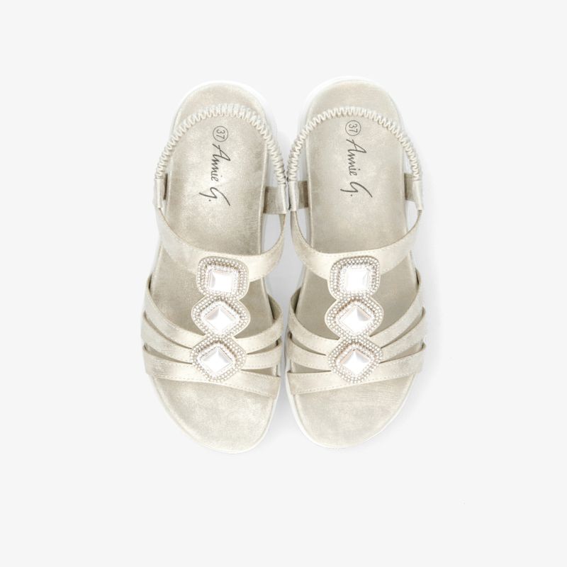 Bequeme weiße Sandalen mit verstellbaren Riemen und gepolsterter Innensohle, ideal für angenehmen Tragekomfort