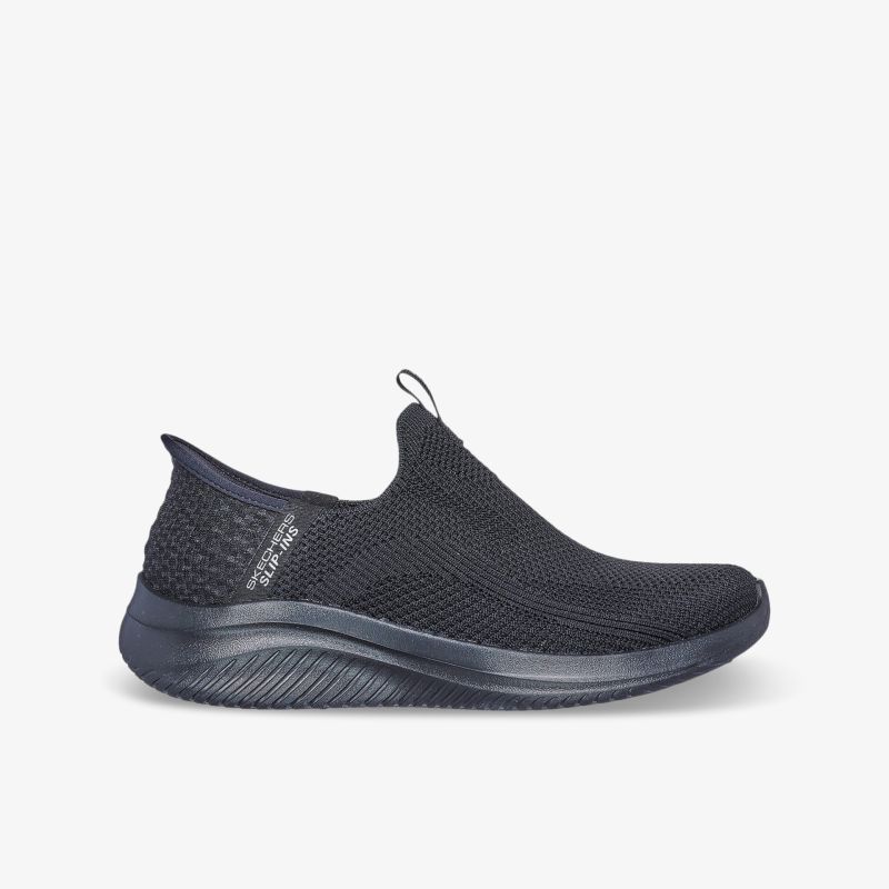 Leichter schwarzer Slip-On Sneaker mit atmungsaktivem Strickmaterial und rutschfester Sohle seitlich dargestellt
