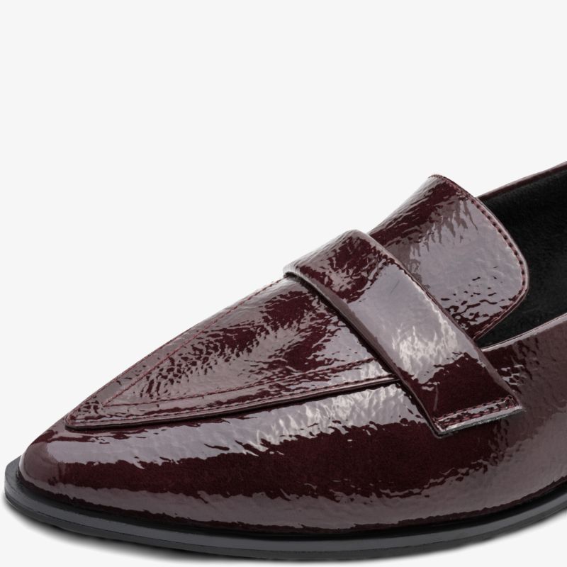 Eleganter spitz zulaufender Slip-On-Schuh aus glänzendem Lackleder für stilvollen Auftritt