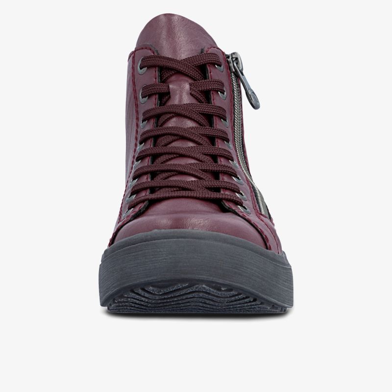 Moderner Schuh mit hochwertigem Leder, robustem Reißverschluss und rutschfester Sohle in klarer Frontansicht