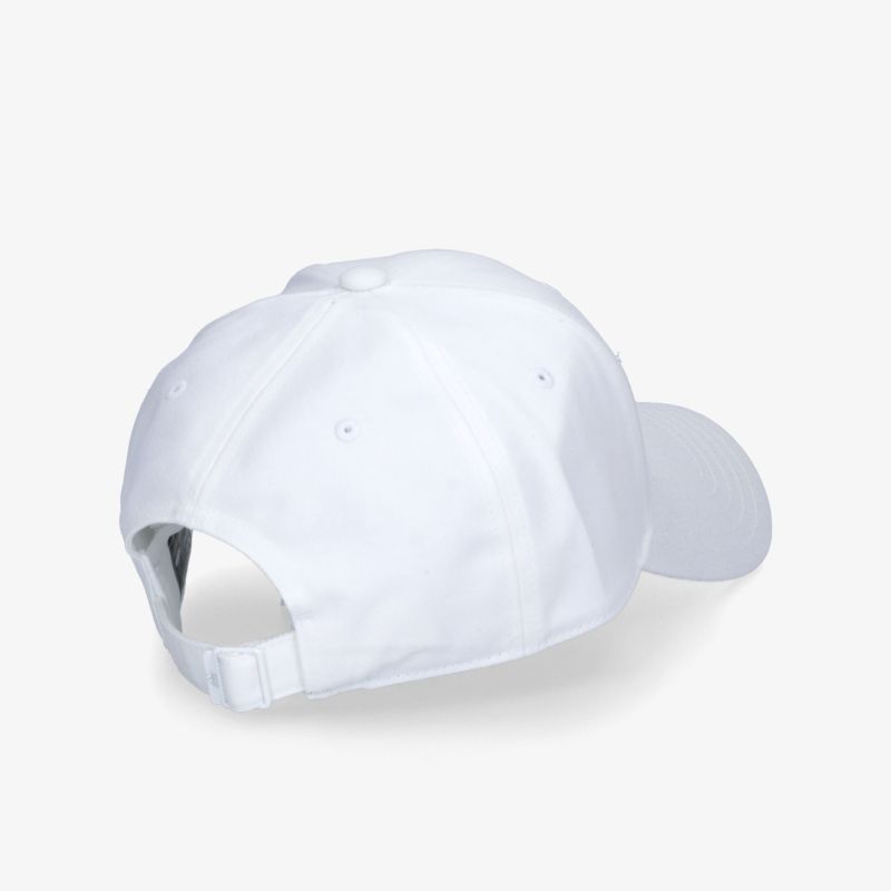 Weiße verstellbare Cap in Rückansicht mit leichtem Stoff und sportlichem Look, ideal für Alltag und Freizeit