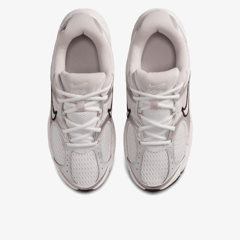 Weiße sportliche Sneaker mit atmungsaktivem Material und bequemen Schnürsenkeln in moderner Optik