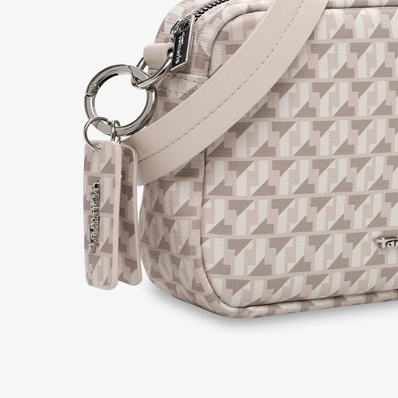 Detailaufnahme einer Tasche mit stabilem Reißverschluss, metallischen Ösen und elegantem geometrischem Muster in Beige