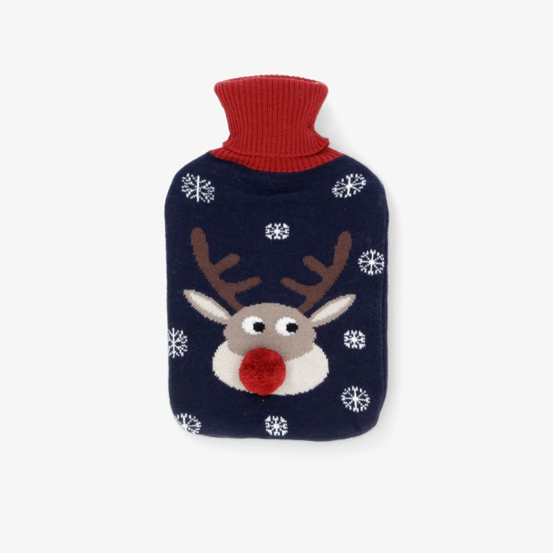 Wärmflasche mit weichem, winterlichem Rentier-Pullover und rotem Rollkragen für angenehme Wärme