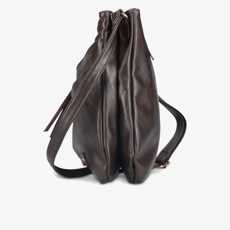 Seitliche Ansicht einer geräumigen Ledertasche mit weichem Material und verstellbarem Schulterriemen