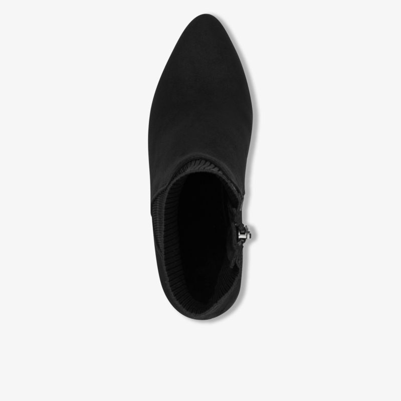 Eleganter schwarzer Schuh mit spitz zulaufender Form und glatter Oberfläche in Draufsicht