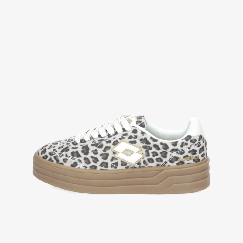 Seitlich gezeigter Sneaker mit auffälligem Leopardenmuster und brauner Sohle, sportlich und modisch