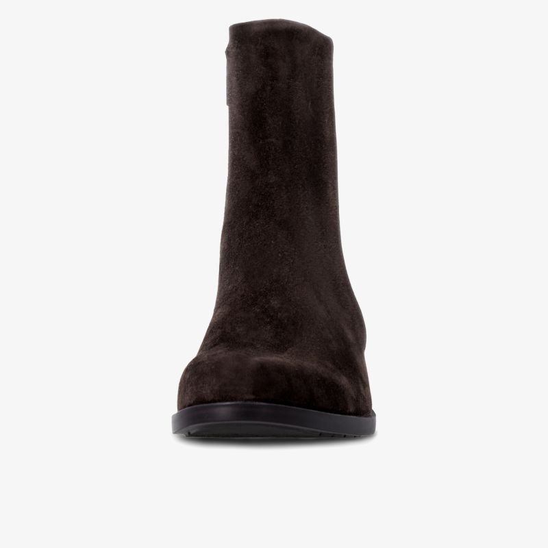Eleganter brauner Stiefel aus feinem Leder mit rutschfester Sohle in Frontansicht