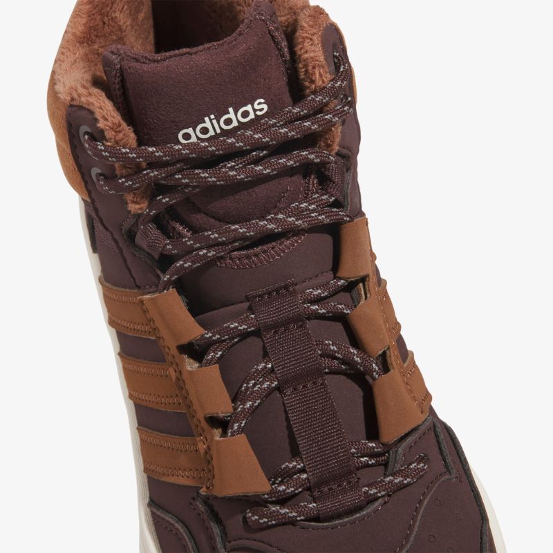 Detailansicht der robusten, komfortablen Schnürung und hochwertigem Material des Adidas Schuhs