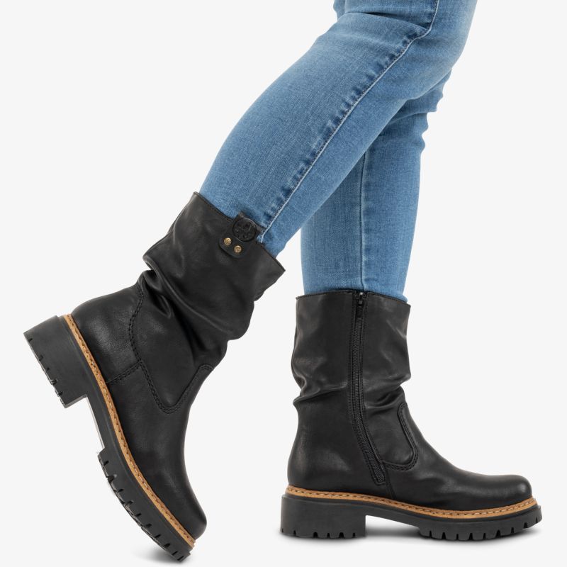 Schwarze Stiefel mit robustem Absatz, weichem Leder und seitlichem Reißverschluss in seitlicher Ansicht, modisch und komfortabel