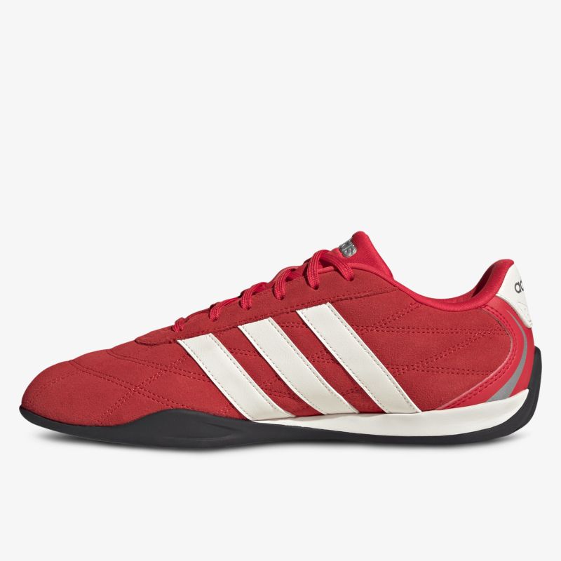 Rote Sportschuhe mit weißer Streifenoptik, flexible Passform und rutschfester Sohle