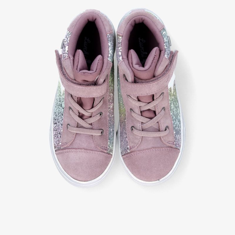 Rosa Sneaker-Paar in Draufsicht mit dekorativen Schnürsenkeln, gepolstertem Schaft und weißer Laufsohle.
