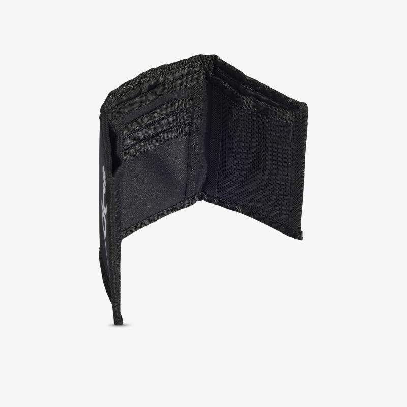 Schwarzes kompaktes Portemonnaie mit mehreren Kartenfächern und praktisch bifold Design geöffnet