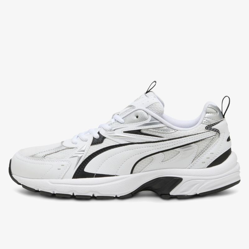 Leichter weißer Sportschuh mit atmungsaktivem Material und rutschfester Sohle, seitliche Profilansicht