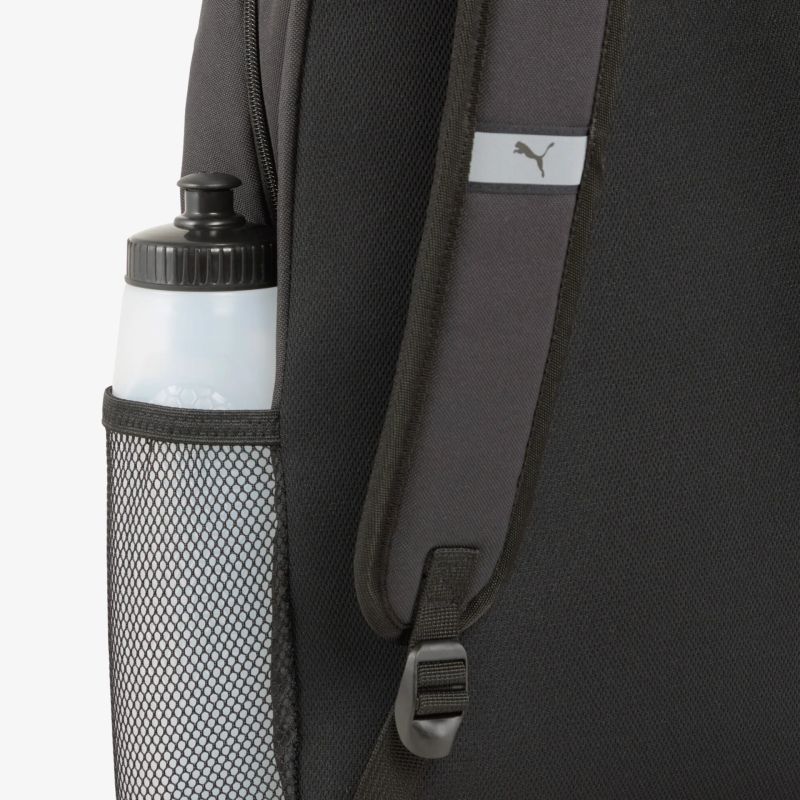 Detailaufnahme einer schwarzen Netztasche mit transparenter Trinkflasche an einem Rucksack