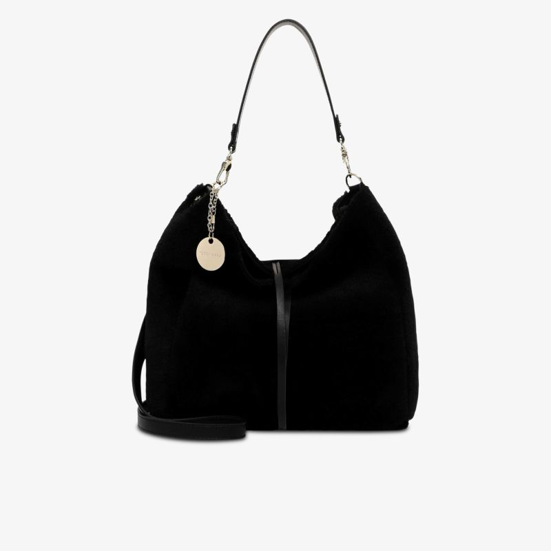 Schwarze Tasche mit weichem Material, großem Stauraum und modischem abnehmbarem Anhänger in Frontansicht