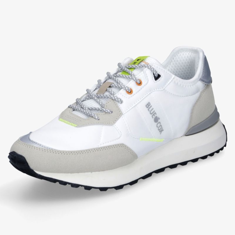 Leichter sportlicher Sneaker in Weiß und Grau mit atmungsaktivem Material und rutschfester Sohle, seitliche Ansicht