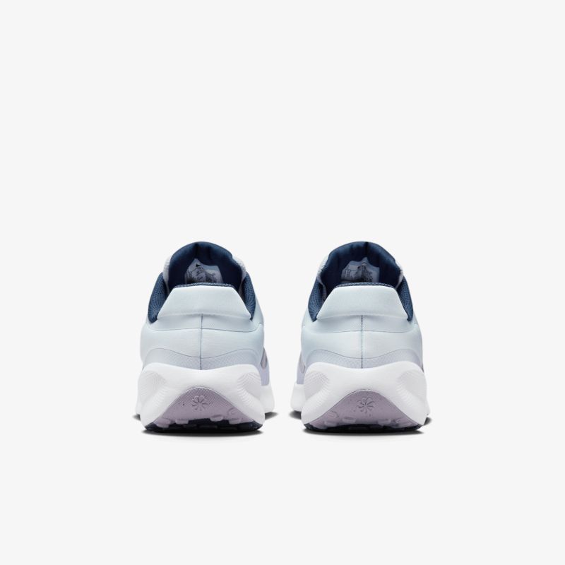 Leichte, atmungsaktive Sportschuhe mit gedämpfter Sohle und modernem Design in Rückansicht