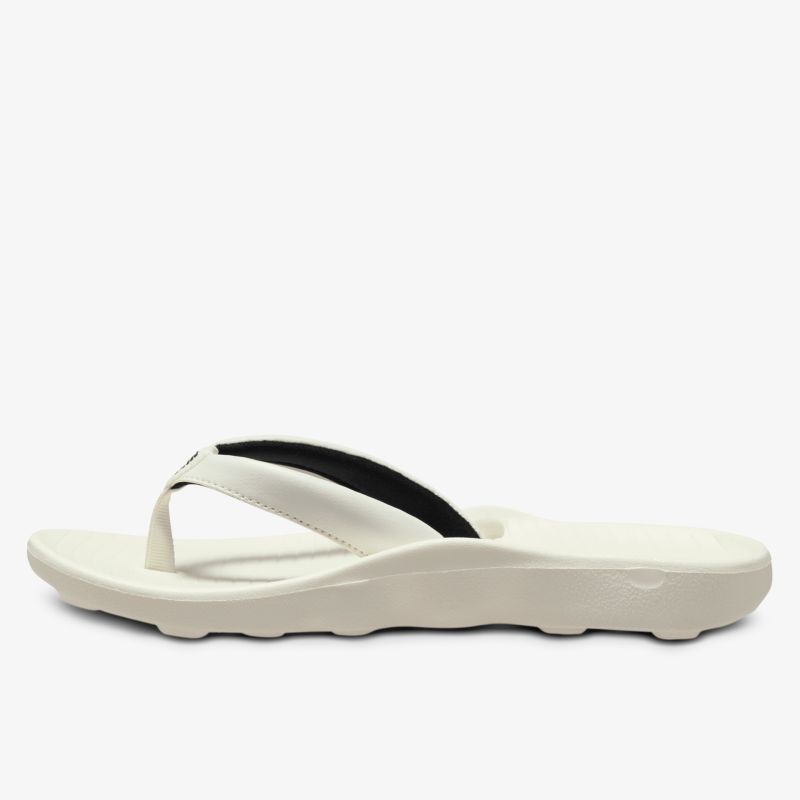 Bequeme weiße Sandalen mit rutschfester Sohle, ideal für den Sommer