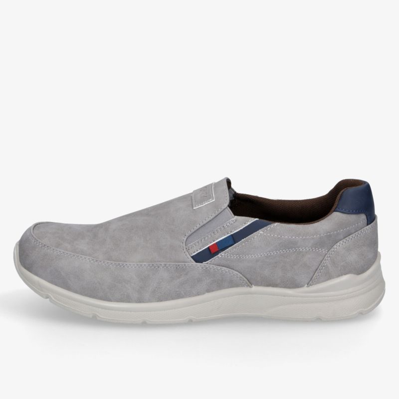Grauer Slip-On Schuh seitliche Ansicht mit flexiblem Material und rutschfester Sohle für hohen Tragekomfort