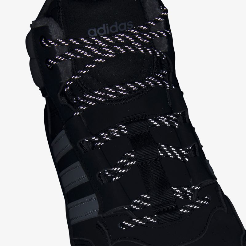 Schwarz reflektierender Sportschuh mit robuster Schnürung aus naher Perspektive