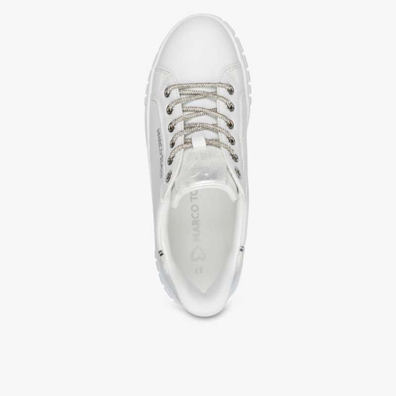 Weißer Sneaker mit eleganter Schnürung und glattem Obermaterial in klarer Draufsicht