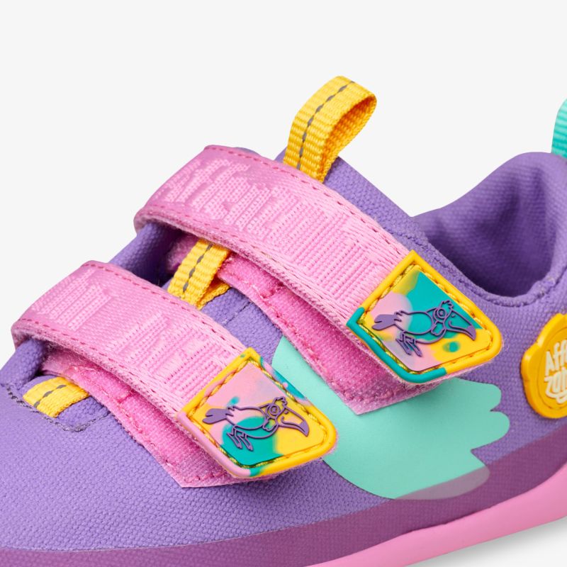 Detailaufnahme von buntem Kinderschuh mit bequemen Klettverschlüssen und flexibler Sohle für optimalen Tragekomfort