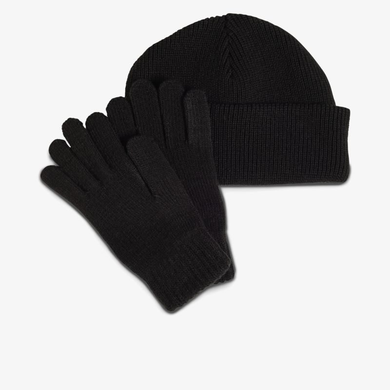 Warme und kuschelige schwarze Mütze mit passenden Handschuhen für komfortablen Schutz bei Kälte