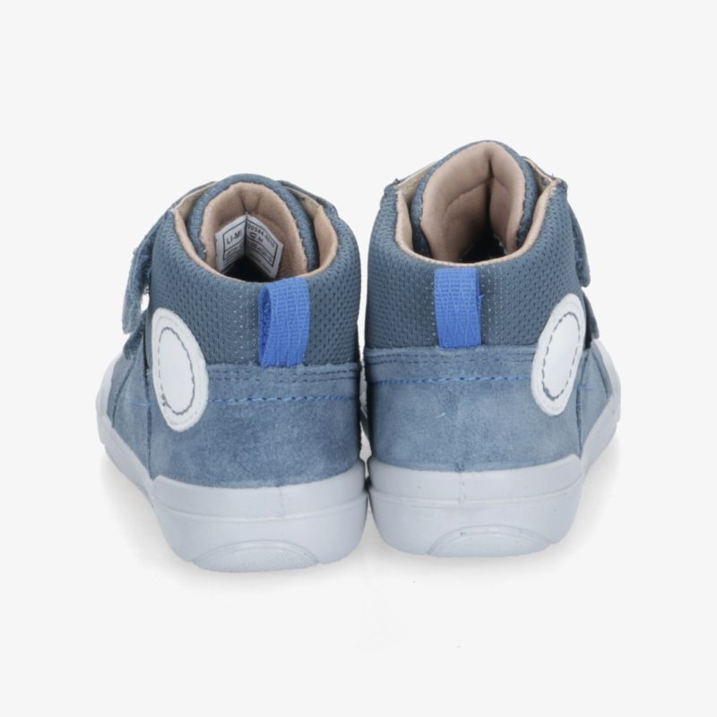 Bequemer Schuh in hellblau und grau mit gepolstertem Schaft und rutschfester Sohle, Rückansicht gut sichtbar