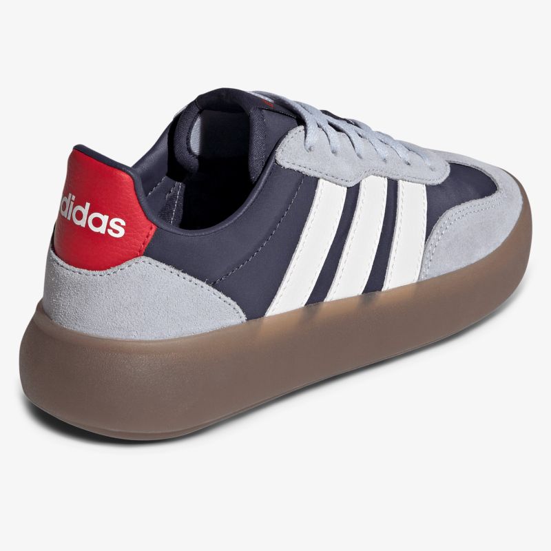 Robuster Sneaker mit grauem Obermaterial, weißem Streifendesign und brauner rutschfester Gummisohle