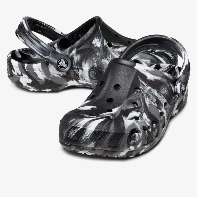 Bequeme, leichte, schwarze und weiße Clogs mit atmungsaktiven Löchern und rutschfester Sohle