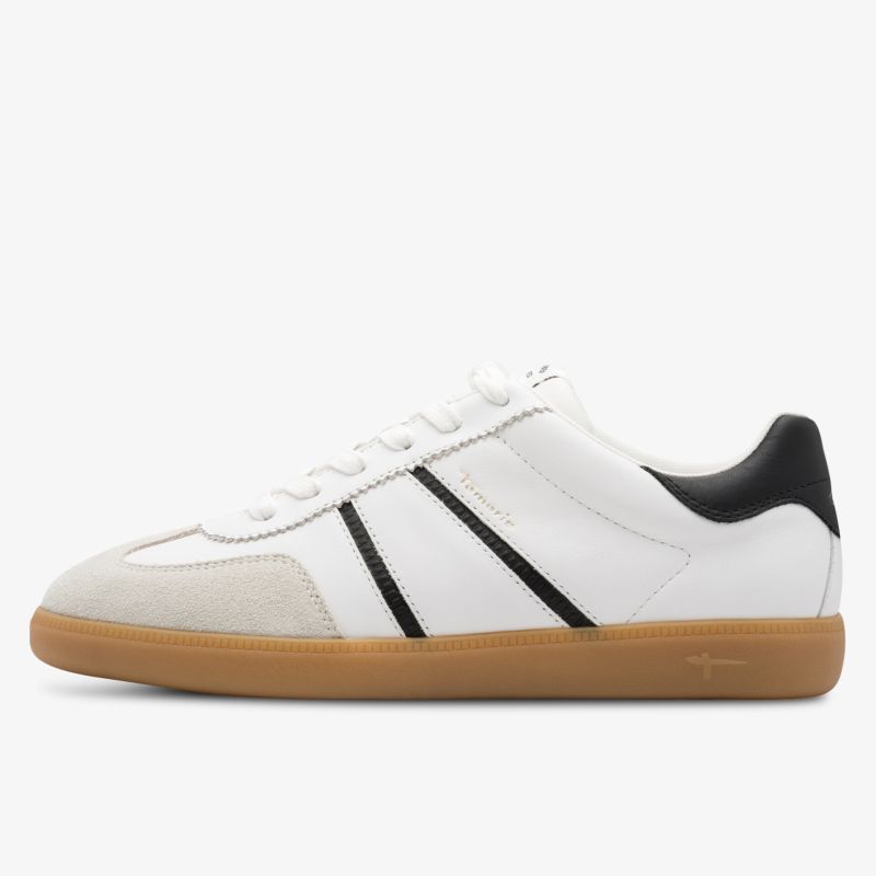 Moderner weißer Sneaker mit schwarzem Fersen-Detail und brauner Gummisohle, seitliche Ansicht