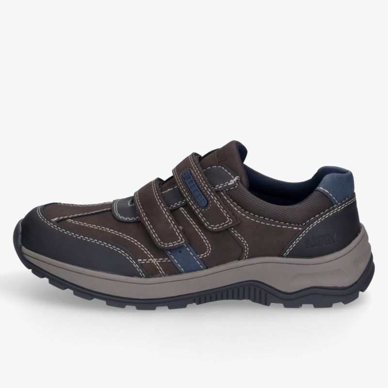Brauner Freizeit-Sneaker mit robustem Profil, gepolstertem Schaft und praktischen Klettverschlüssen in schräger Seitenansicht.