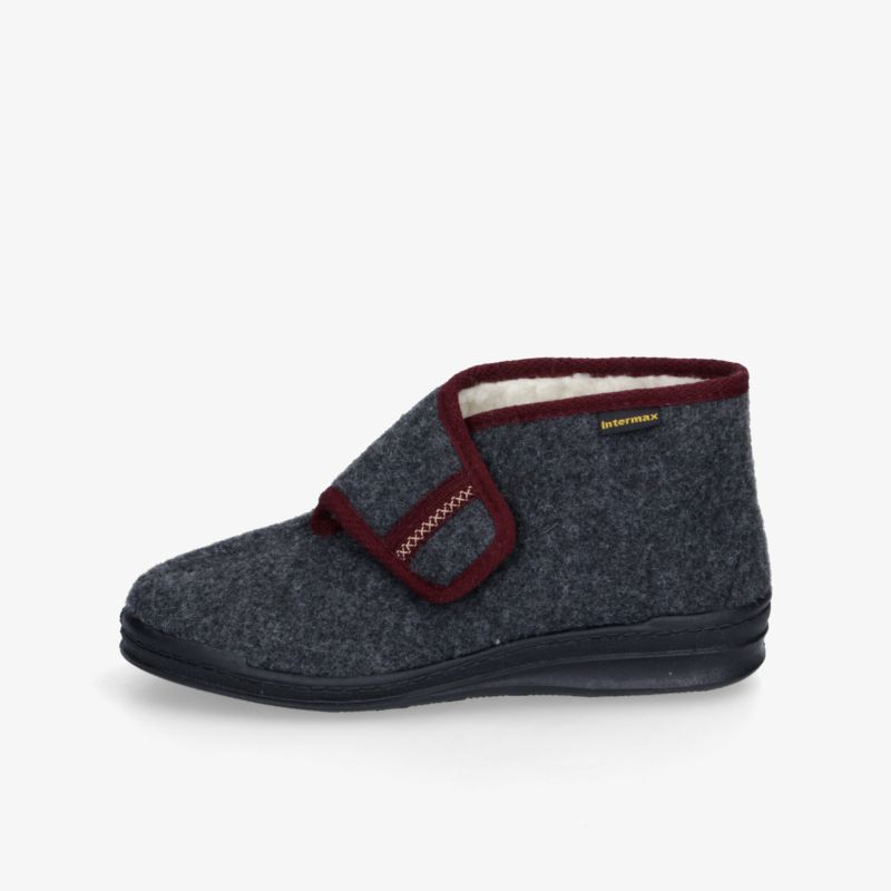 Bequeme Hausschuhe aus Filz mit weicher Innenfütterung und rutschfester Sohle in stilvollem Design.