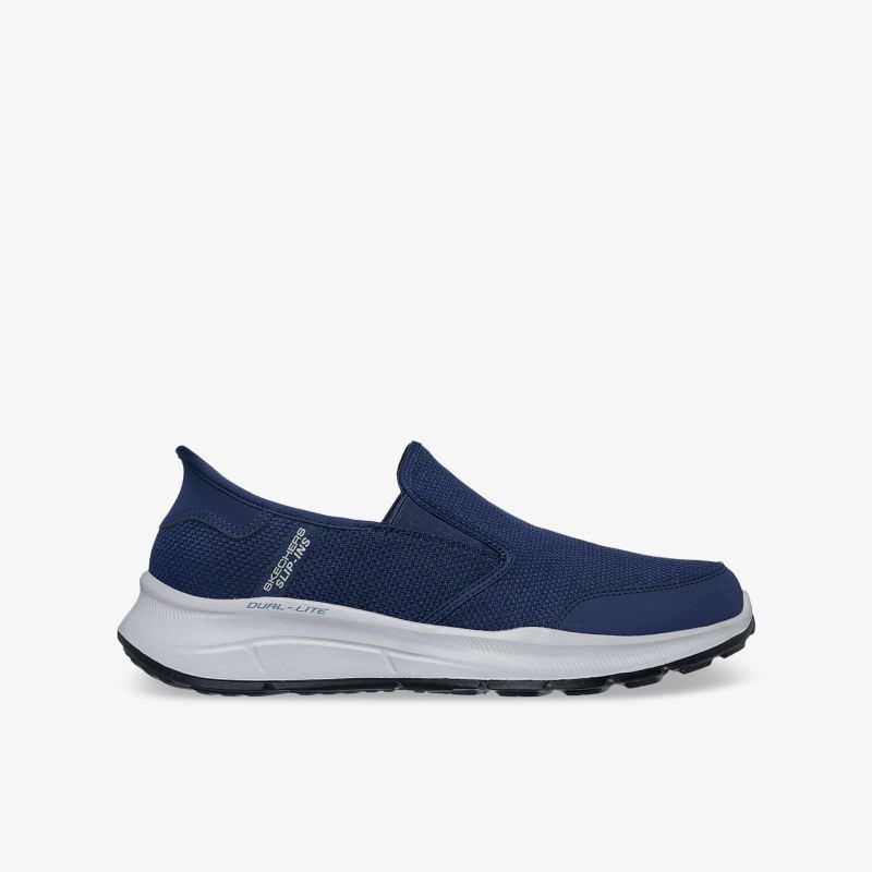 Blauer Slip-On Schuh seitliche Ansicht, flexible Passform, rutschfeste Sohle, leichter und bequemer Schuh