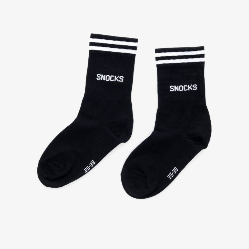 Schwarze Socken mit weißen Doppelstreifen, elastisch und komfortabel, passend für sportliche Aktivitäten