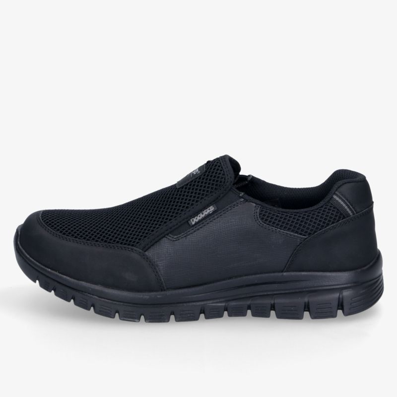 Schwarzer Slipper mit rutschfester Sohle und flexiblem, atmungsaktivem Material in seitlicher Ansicht
