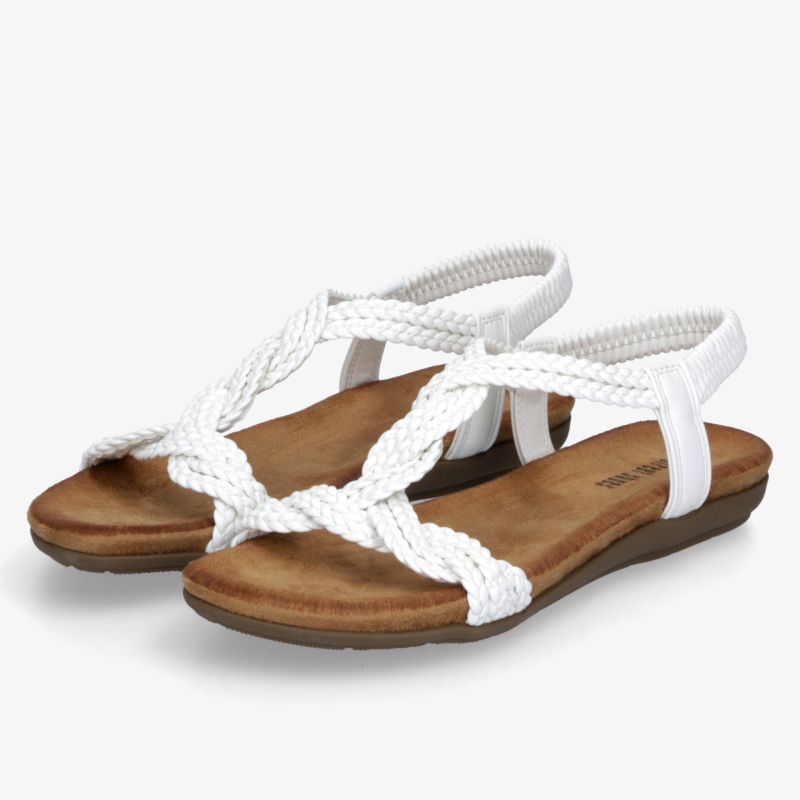 Weiß geflochtene Sandalen im Paar mit bequemer Sohle und verstellbarem Riemen für angenehmen Tragekomfort