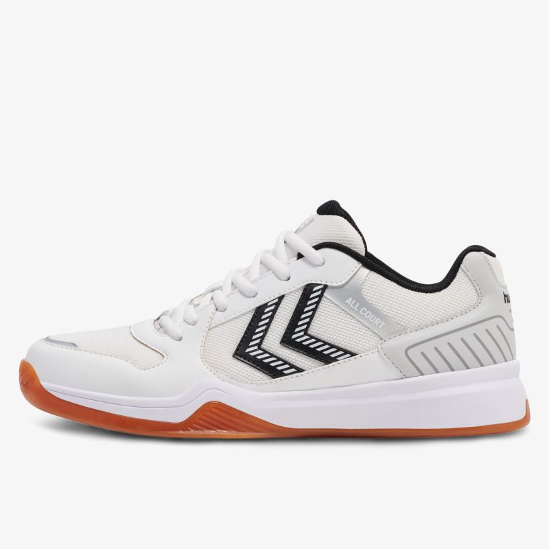 Leichter und bequemer Sportschuh in Weiß mit atmungsaktivem Material und robust rutschfester oranger Sohle